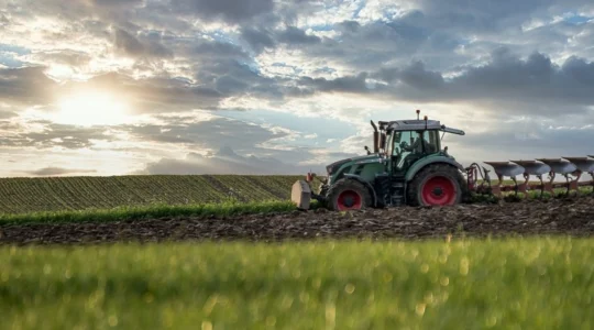 tracteur dans un champs